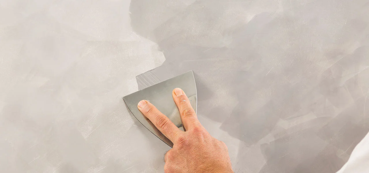 2. und 3. Lage Stucco Veneziano wird mit einer Spachtel aufgetragen