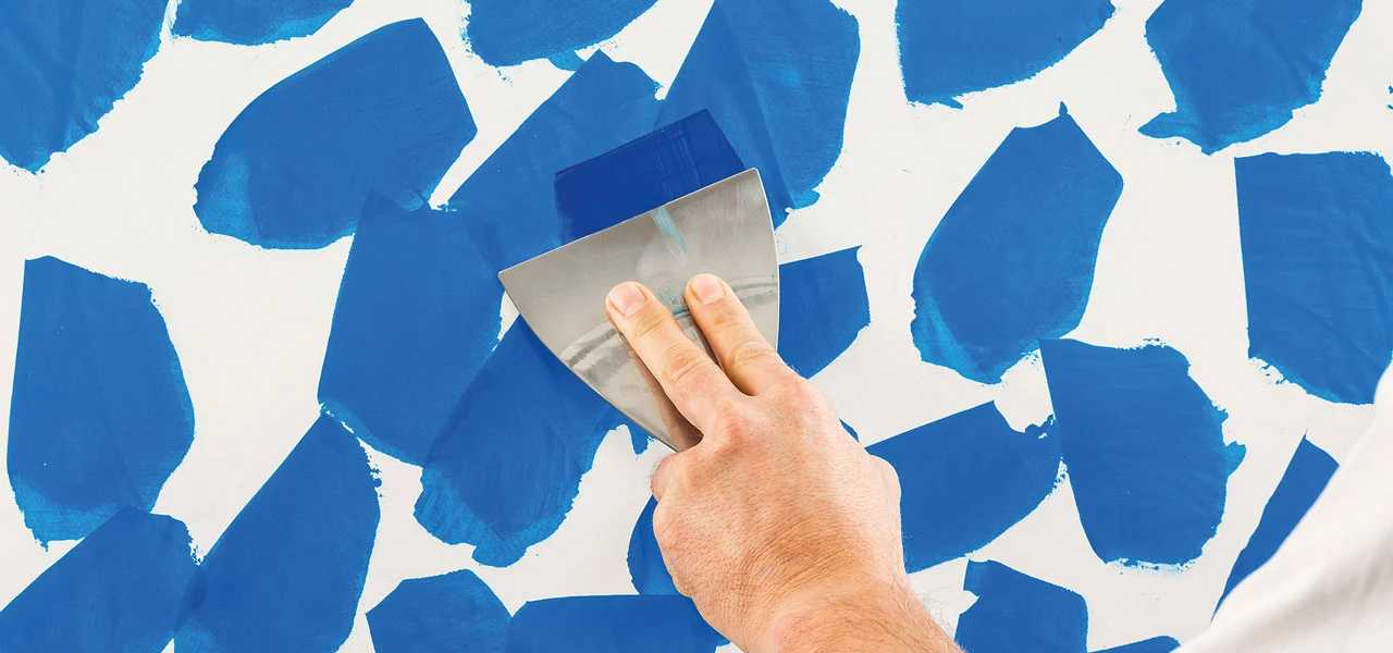 Anwendung der Spachteltechnik - Stucco Veneziano wird mit einer Spachtel verarbeitet