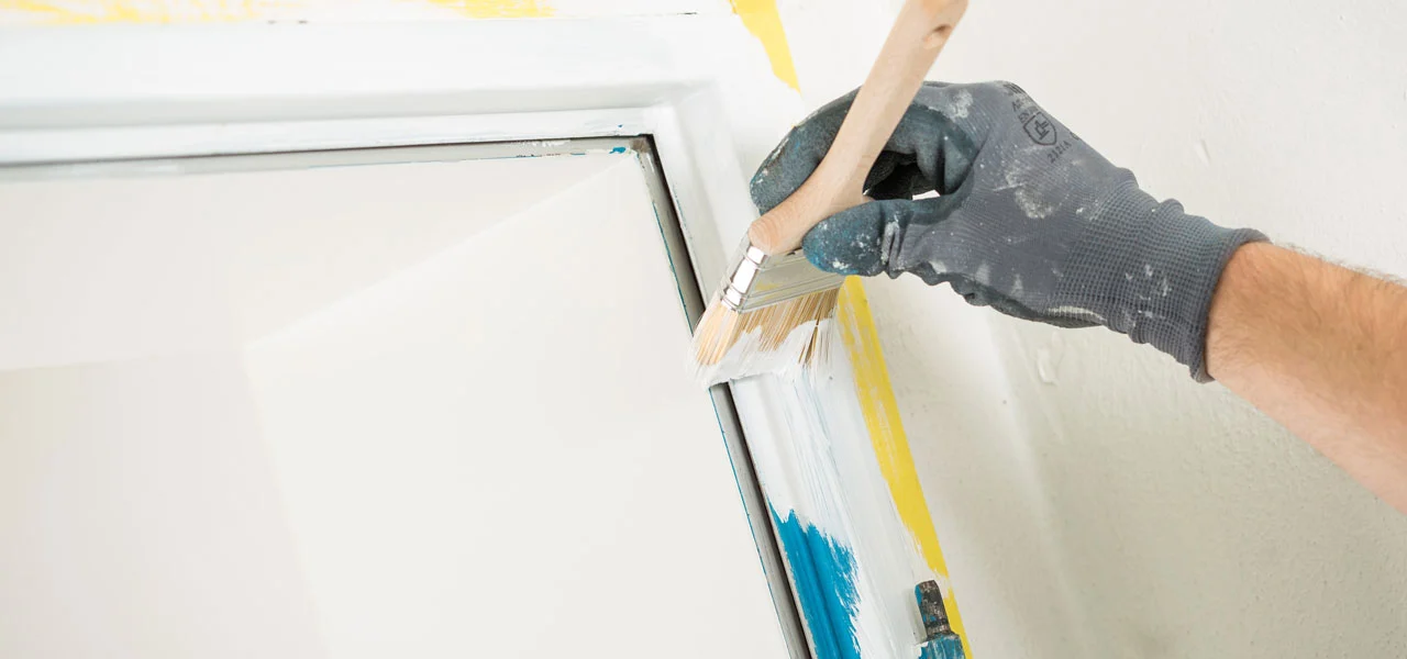 Kunststofffenster wird mit einem Pinsel grundiert