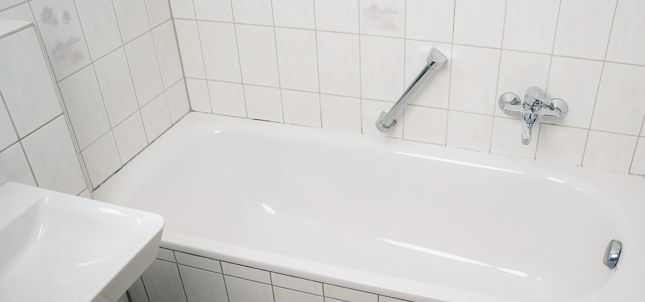 Weiße Badewanne nach der Verarbeitung des Badewannenlacks