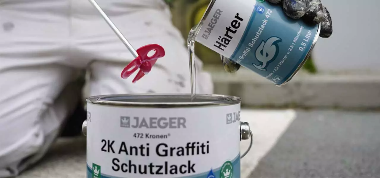 2K Graffitischutzlack wird mit Härter angerührt